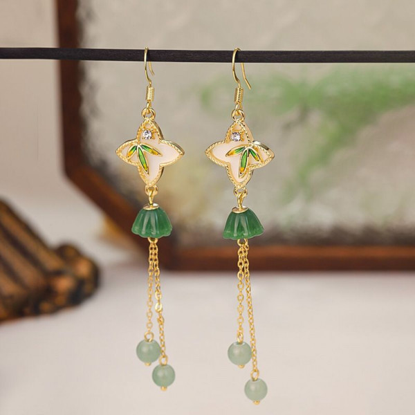 Длинные серьги пусеты с эмалевыми листьями и жемчугом CJH50846