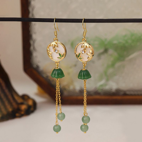 Длинные серьги пусеты с эмалевыми листьями и жемчугом CJH50846