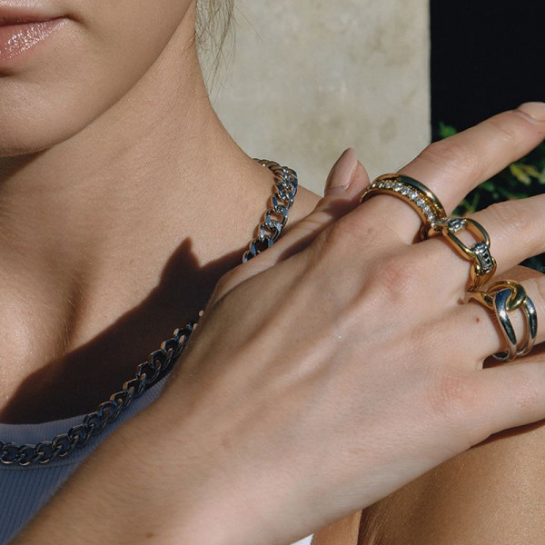 Широкое стальное кольцо с геометрическими прорезями CJR63091