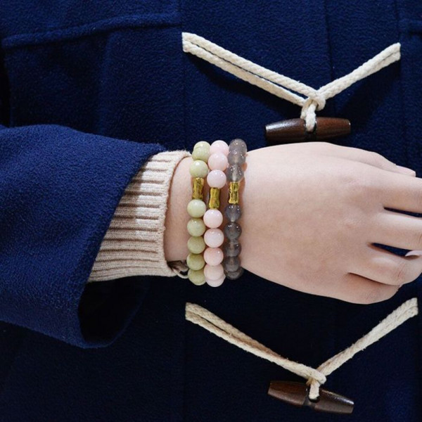 Браслет из матовых бусин с темным акцентом CJH60239