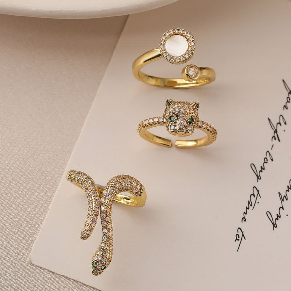 Фантазийное кольцо в форме изогнутой ветви с камнями N78320