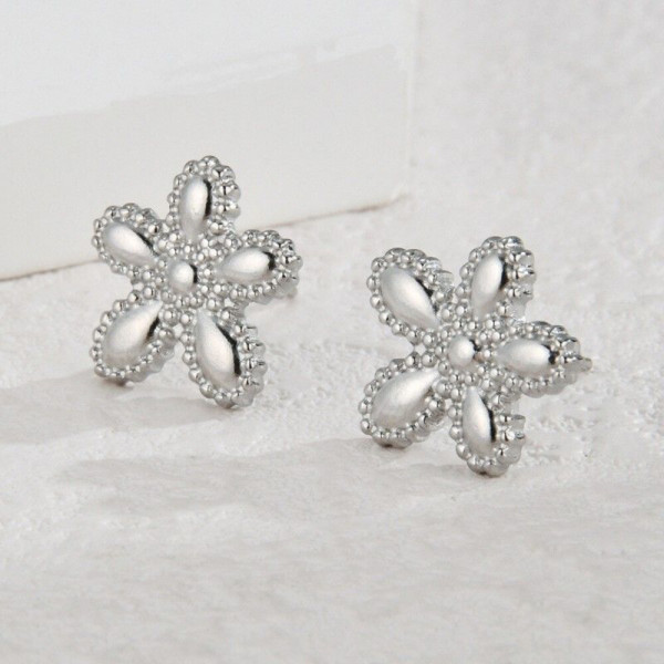 Серебристые серьги-пусеты Цветы со стразами CJH59594