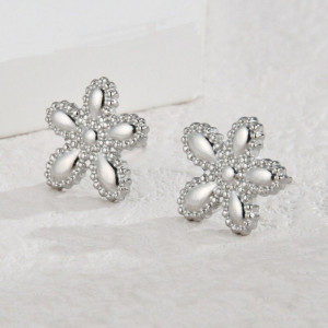 Серебристые серьги-пусеты Цветы со стразами CJH59594