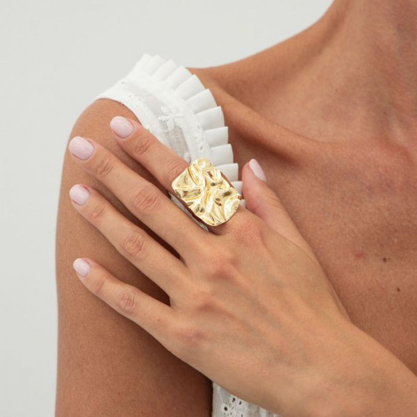 Кольцо в виде мятого золотого диска CJM42260