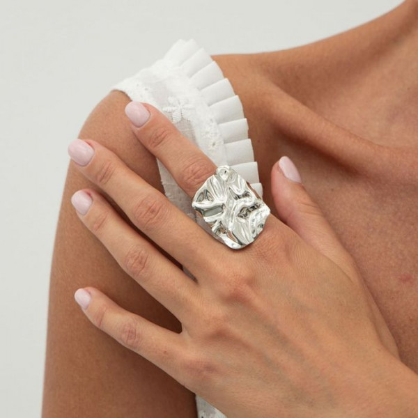 Кольцо в виде мятого золотого диска CJM42260