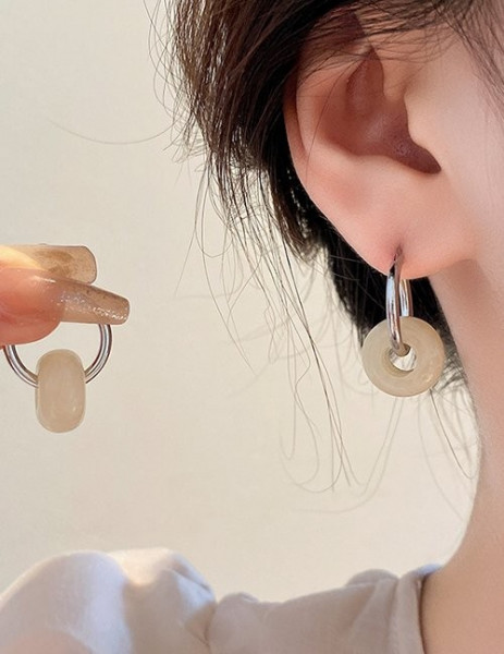 Маленькие серьги-кольца с подвесками из терракотовых камней Z61736