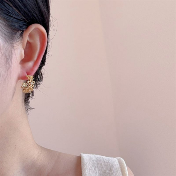 Золотистые серьги-кольца с декоративным узлом и стразами CJP41108