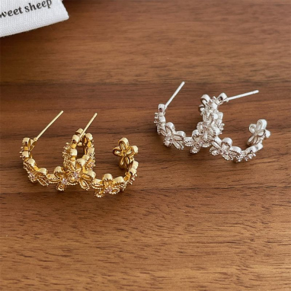 Золотистые серьги-кольца с декоративным узлом и стразами CJP41108