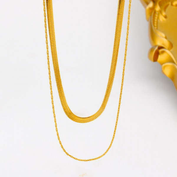 Золотистое двухслойное колье из плоских цепей-лент CJP52796