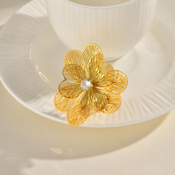 Акцентное кольцо в форме крупного ажурного цветка CJP82358