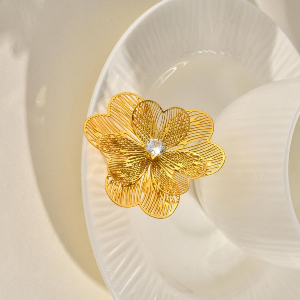 Акцентное кольцо в форме крупного ажурного цветка CJP82358