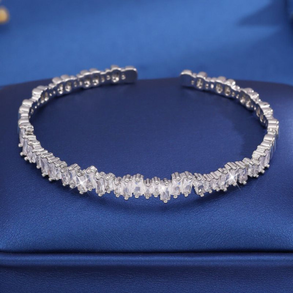 Жесткий разомкнутый браслет с дорожкой кристаллов CJ22186