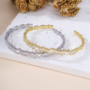 Жесткий разомкнутый браслет с дорожкой кристаллов CJ22186