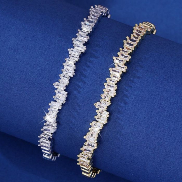 Жесткий разомкнутый браслет с дорожкой кристаллов CJ22186