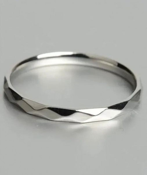 Геометричное обручальное кольцо с граненым рельефом J10196CJJ