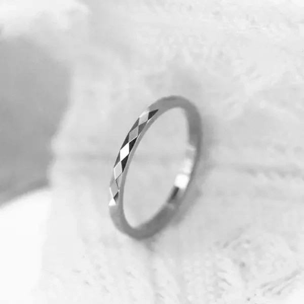 Геометричное обручальное кольцо с граненым рельефом J10196CJJ