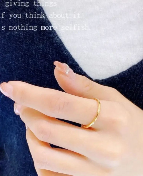 Геометричное обручальное кольцо с граненым рельефом J10196CJJ