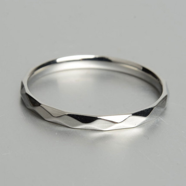 Геометричное обручальное кольцо с граненым рельефом J10196CJJ