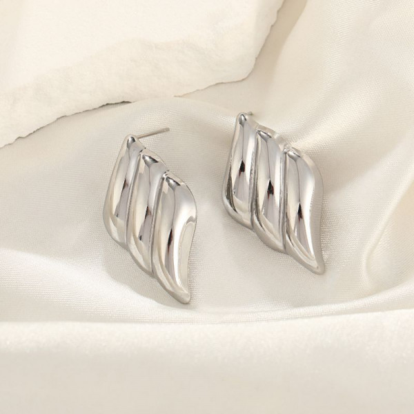 Серебристые рельефные серьги-пусеты Крылья CJH27355