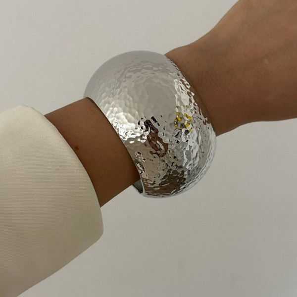 Жесткий браслет CJT25606