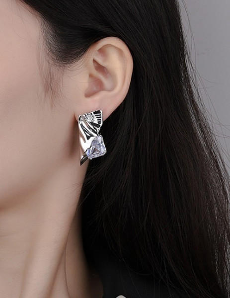 Золотистые серьги-пусеты «Абстрактный кристалл» U85392