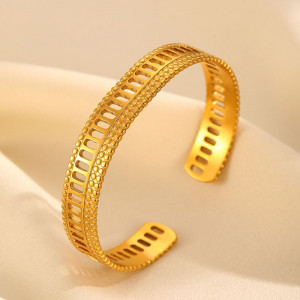 Браслет жесткий ажурный с геометрическим узором CJM05433