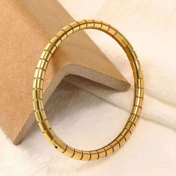 Браслет жесткий с фактурной алмазной гранью CJN81730