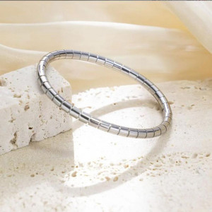 Браслет жесткий с фактурной алмазной гранью CJN81730