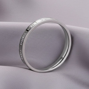 Гладкое обручальное кольцо с внешней гравировкой-посланием J10179CJJ