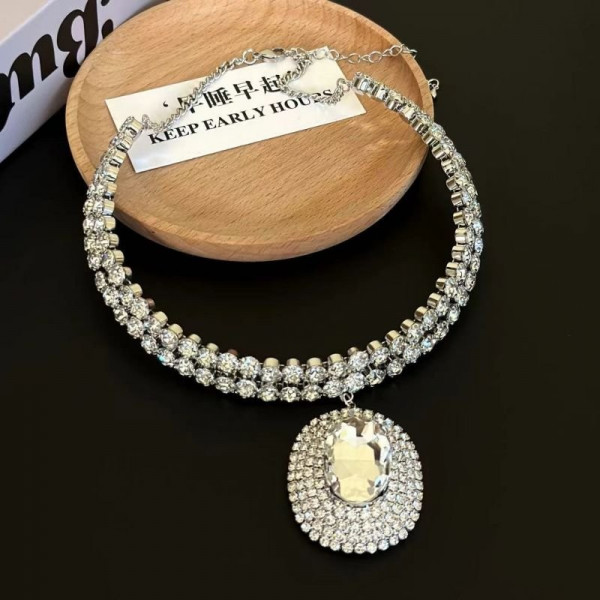 Массивный чокер с дорожками кристаллов и крупным медальоном CJD84016