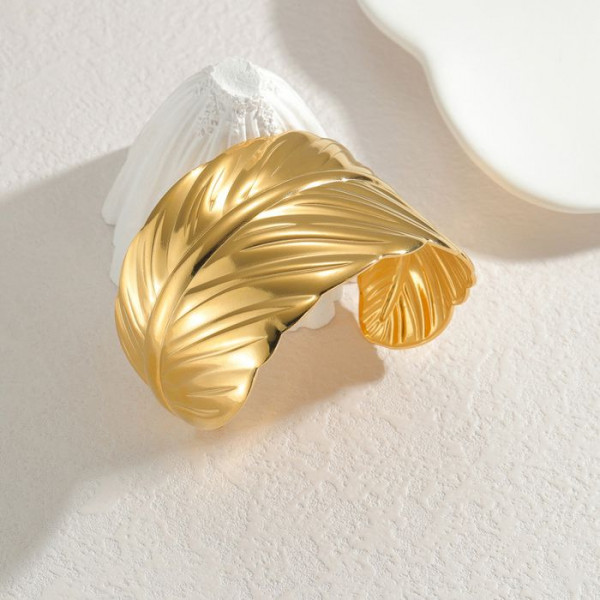 Браслет-кафф широкий в форме золотистого пера CJM28514