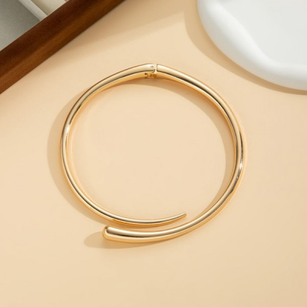 Жесткое колье массивное с перехлестом в стиле минимализм CJG73575