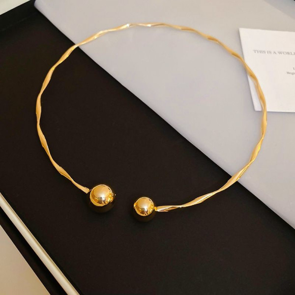 Колье-обруч золотистое с двумя декоративными шариками на концах CJG36597