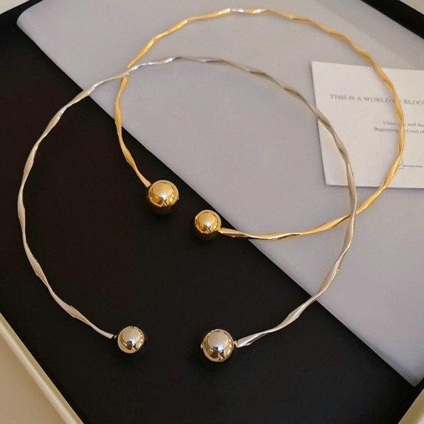 Колье-обруч золотистое с двумя декоративными шариками на концах CJG36597