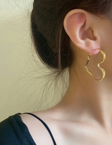 Крупные золотистые серьги-конго в форме контурных сердец Z57713