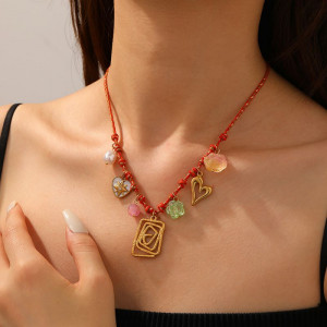 Цепочка с подвеской из акриловых элементов на текстильном шнурке CJR62474