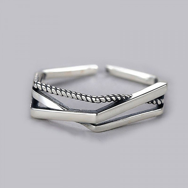 Трехрядное незамкнутое кольцо с фактурным плетением CJG27194