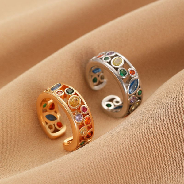 Разомкнутое кольцо с резным узором и разноцветными кристаллами CJP43522