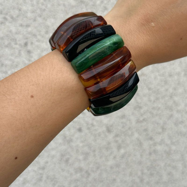 Браслет жесткий акриловый с эффектом панциря CJP85439