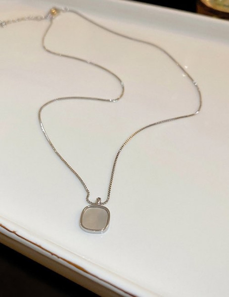 Тонкая золотистая цепочка с круглой подвеской из перламутра Z59609