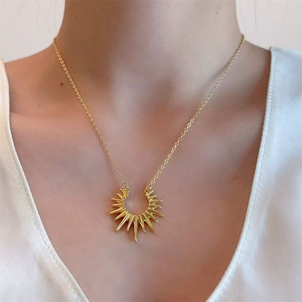 Золотистая цепочка с подвеской в форме сияющего солнца CJL47683