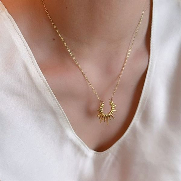 Золотистая цепочка с подвеской в форме сияющего солнца CJL47683