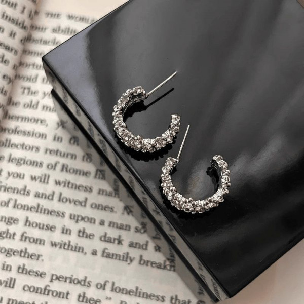 Широкие ажурные серьги-кольца конго со сплошным мощением стразами 1J12127CJJ