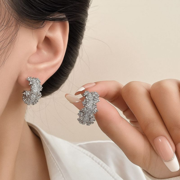 Широкие ажурные серьги-кольца конго со сплошным мощением стразами 1J12127CJJ