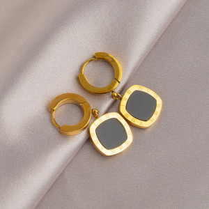 Серьги-кольца с квадратными подвесками и черной эмалью J10149CJJ