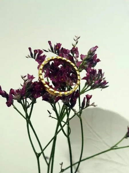 Золотистое кольцо-дорожка с эффектом алмазной грани J10234CJJ