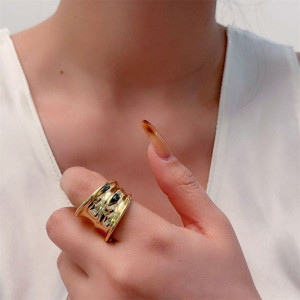 Широкое кольцо-печатка с гравировкой звезды и камнем CJL47508