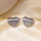 Серебристые рифленые серьги-пусеты Сердца CJH15780