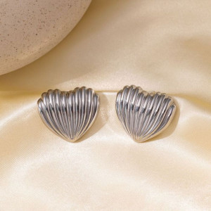 Серебристые рифленые серьги-пусеты Сердца CJH15780