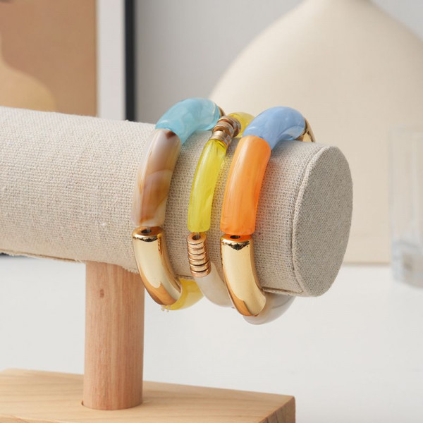 Браслет из ярко-розовых бусин с золотистыми вставками CJR57042